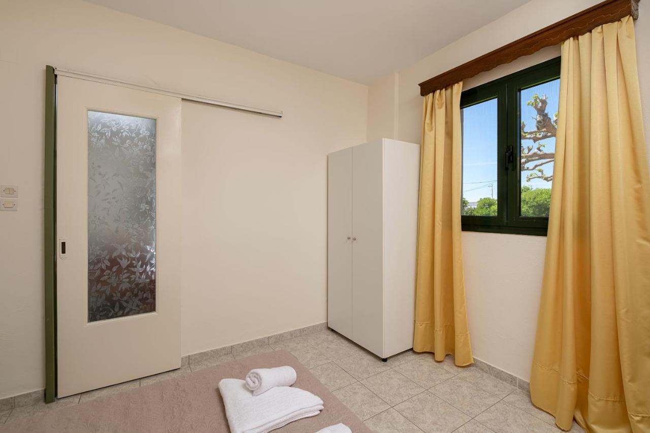 Petrakis Afrathias Garden House Villa Каламаки Екстериор снимка