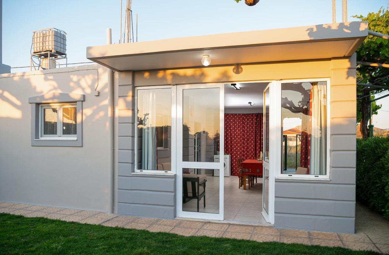Petrakis Afrathias Garden House Villa Каламаки Екстериор снимка