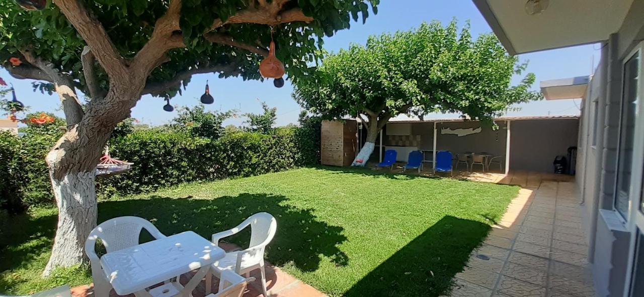 Petrakis Afrathias Garden House Villa Каламаки Екстериор снимка